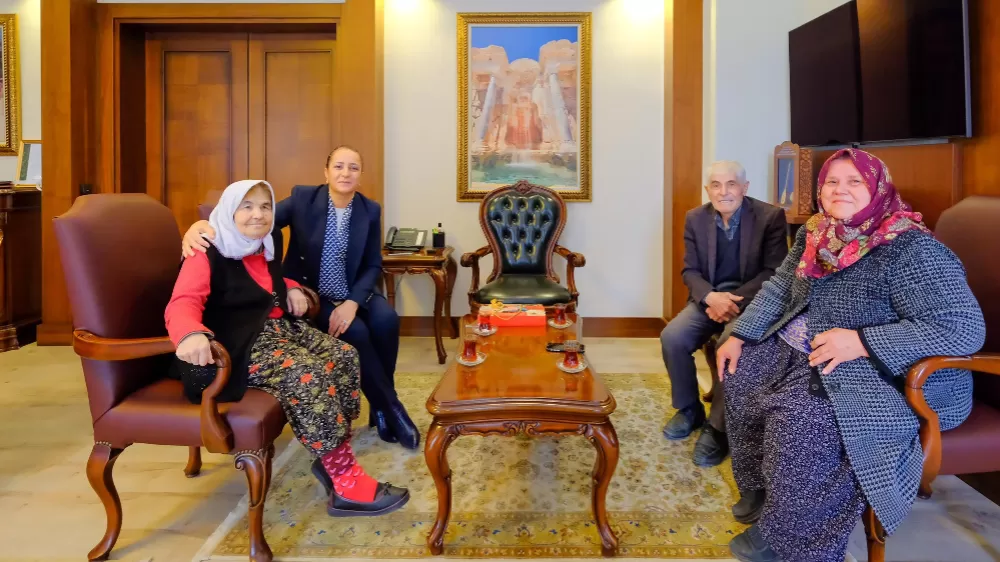 Burdur Valisi Bilgihan, Huzurevi Sakini Emine Gülay'ı Kabul Etti