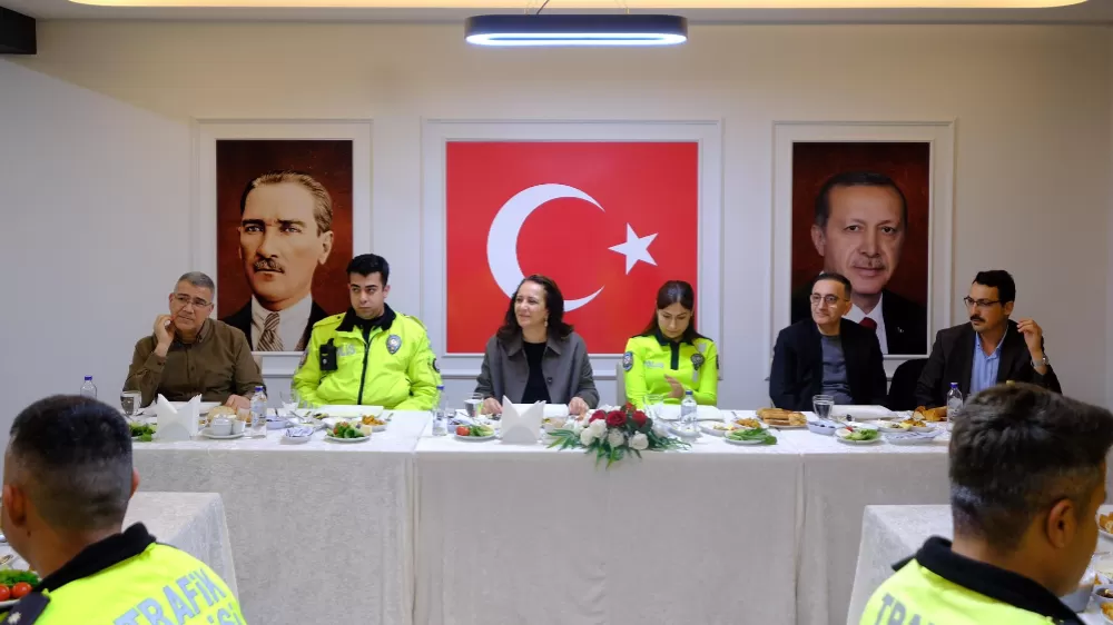 Burdur Valisi ve Heyeti, Sahurda Emniyet Personeliyle Buluştu