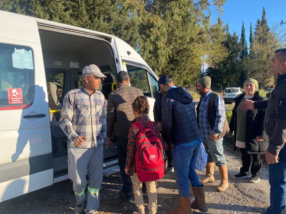 Manavgat’ta traktör kasasında okul yolculuğu sona erdi İlkokul öğrencilerine servis tahsis edildi