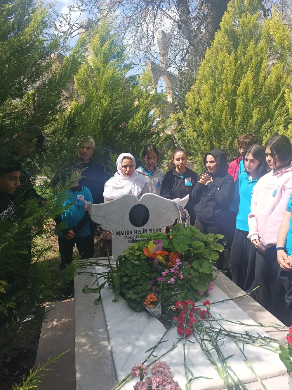 Köpekten kaçarken hayatını kaybetmişti! Mahra Melin Pınar kabri başında anıldı