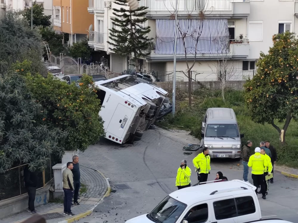 Kaza yapan otel servisi, park halindeki araçların üzerine devrildi