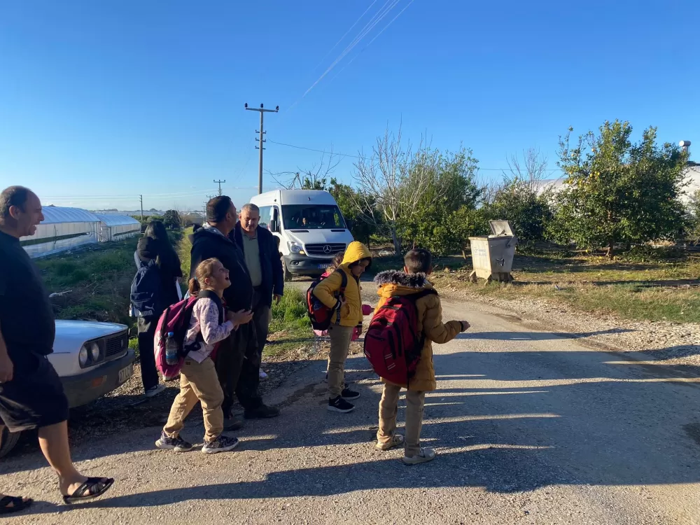 Manavgat’ta traktör kasasında okul yolculuğu sona erdi İlkokul öğrencilerine servis tahsis edildi
