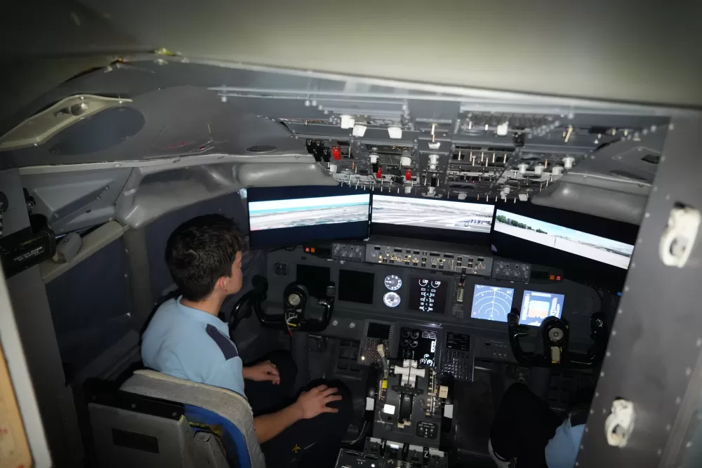 Antalya’da geleceğin havacıları yetişiyor Lise bahçesinde dev uçakla uygulamalı eğitim