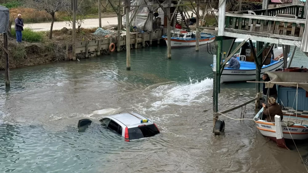 Antalya’da kontrolden çıkan otomobil Köprüçayı Irmağı’na uçtu