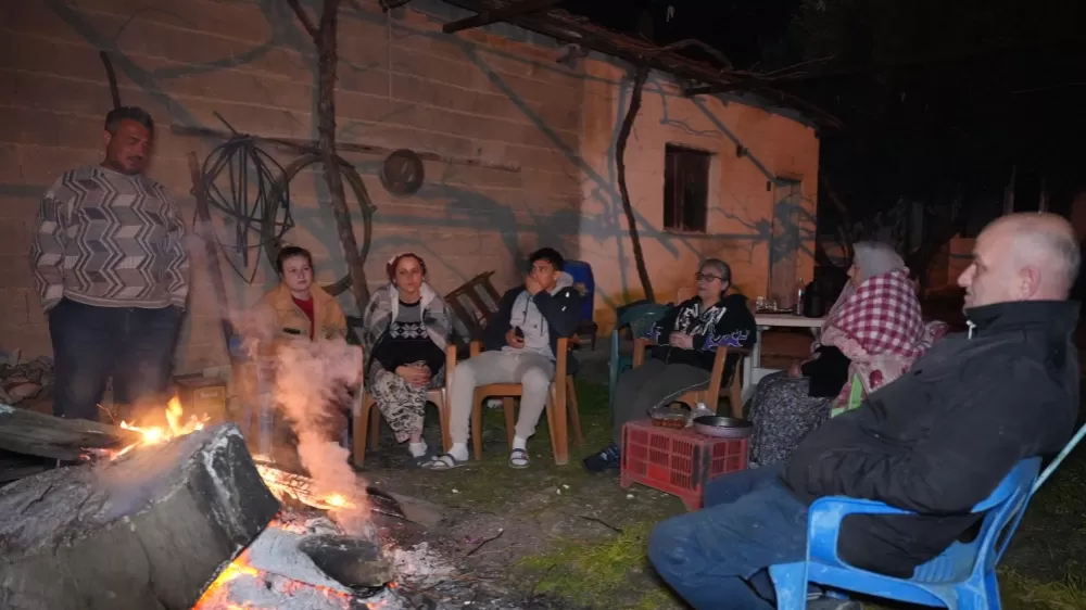 Denizli  Buldan'da 5.1 büyüklüğündeki depremin ardından yaşanan artçılardan korkan vatandaşlar dışarda sabahladı