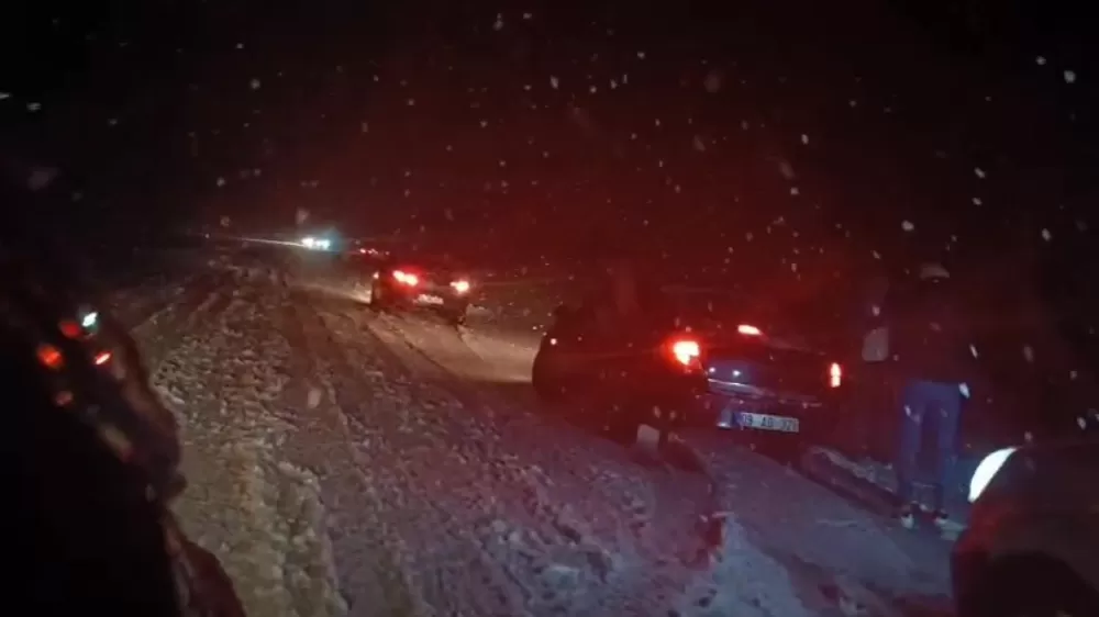 Denizli ve ilçelerinde Bahar ayında lapa lap kar araçlar yolda kalırken çocuklar keyfini çıkardı 
