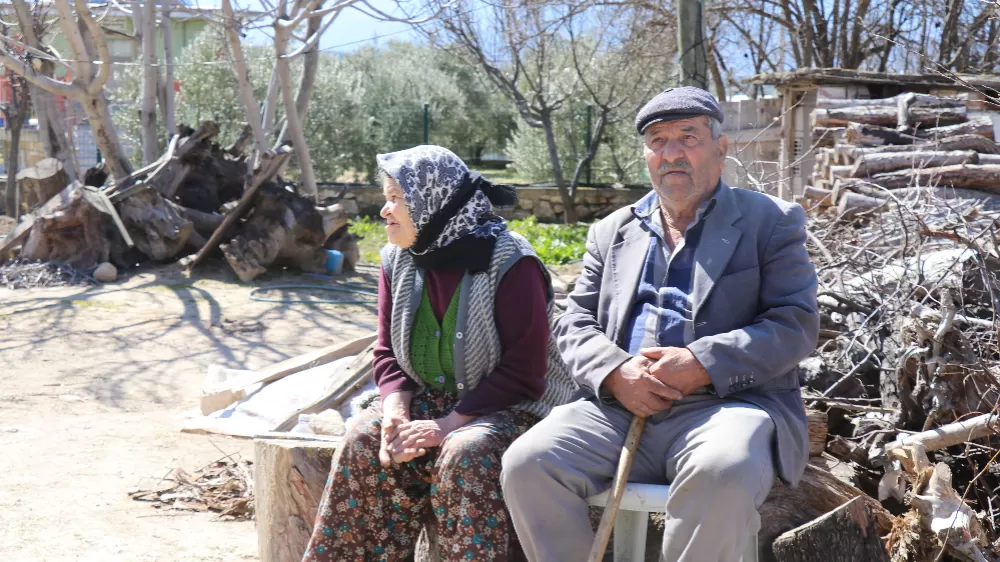 Depremde hasar gören evlerini dışarıdan izliyorlar