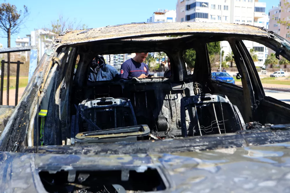 Antalya'da seyir halindeki otomobil alev alev yandı Sürücü kedisiyle son anda kurtuldu