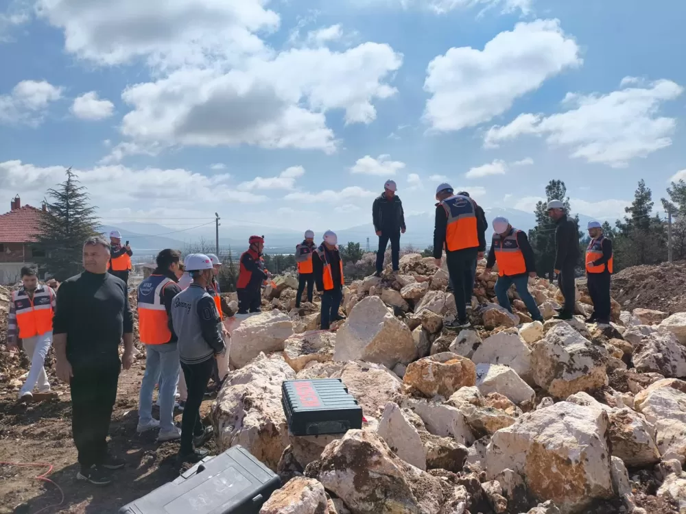 Tefenni’de enkazda arama kurtarma eğitimi tamamlandı