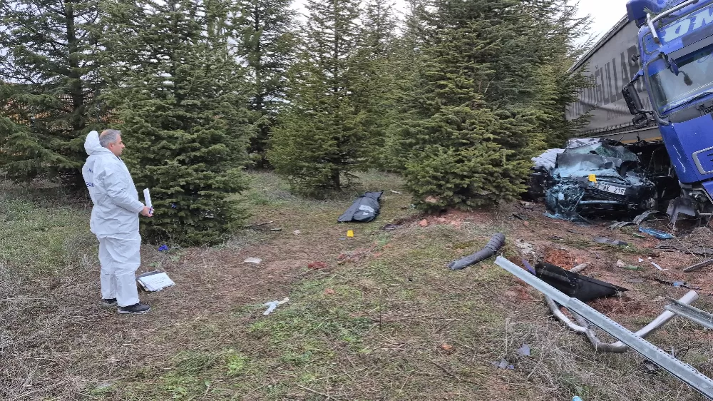 Eskişehir Seyitgazi  Afyon Ölüm Yolu tır ile otomobil kazası 1 ölü 1 ağır 2 yaralı 