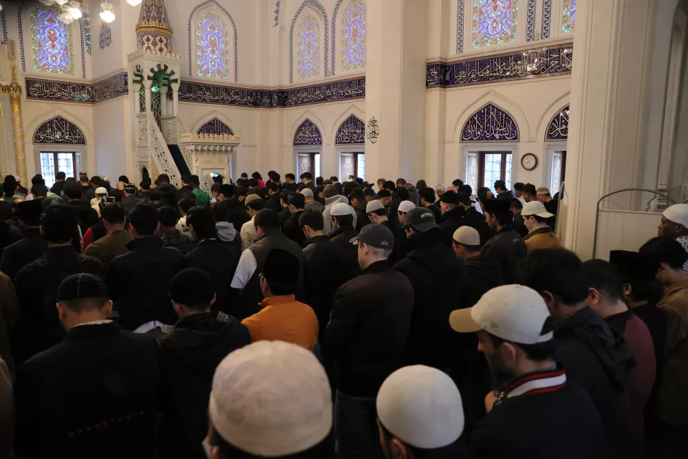  Japonya'daki Tokyo Camii'nde Bayram namazında izdiham  yoğun katılım nedeniyle sırayla 5 kez Bayram Namazı kılındı   