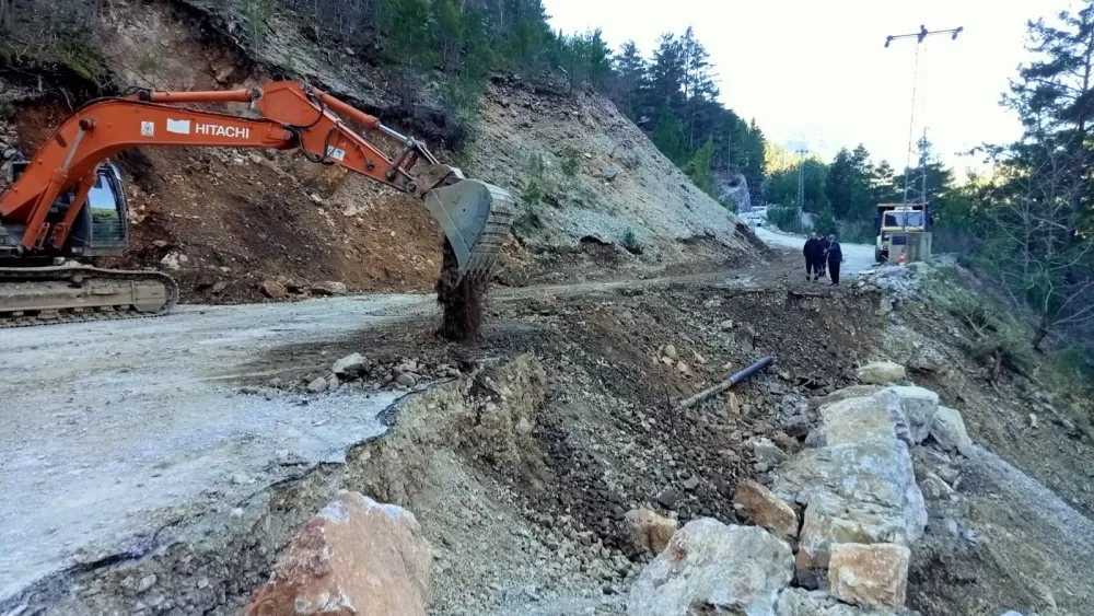 Alanya’nın kırsal yollarında ulaşım mesaisi sürüyor