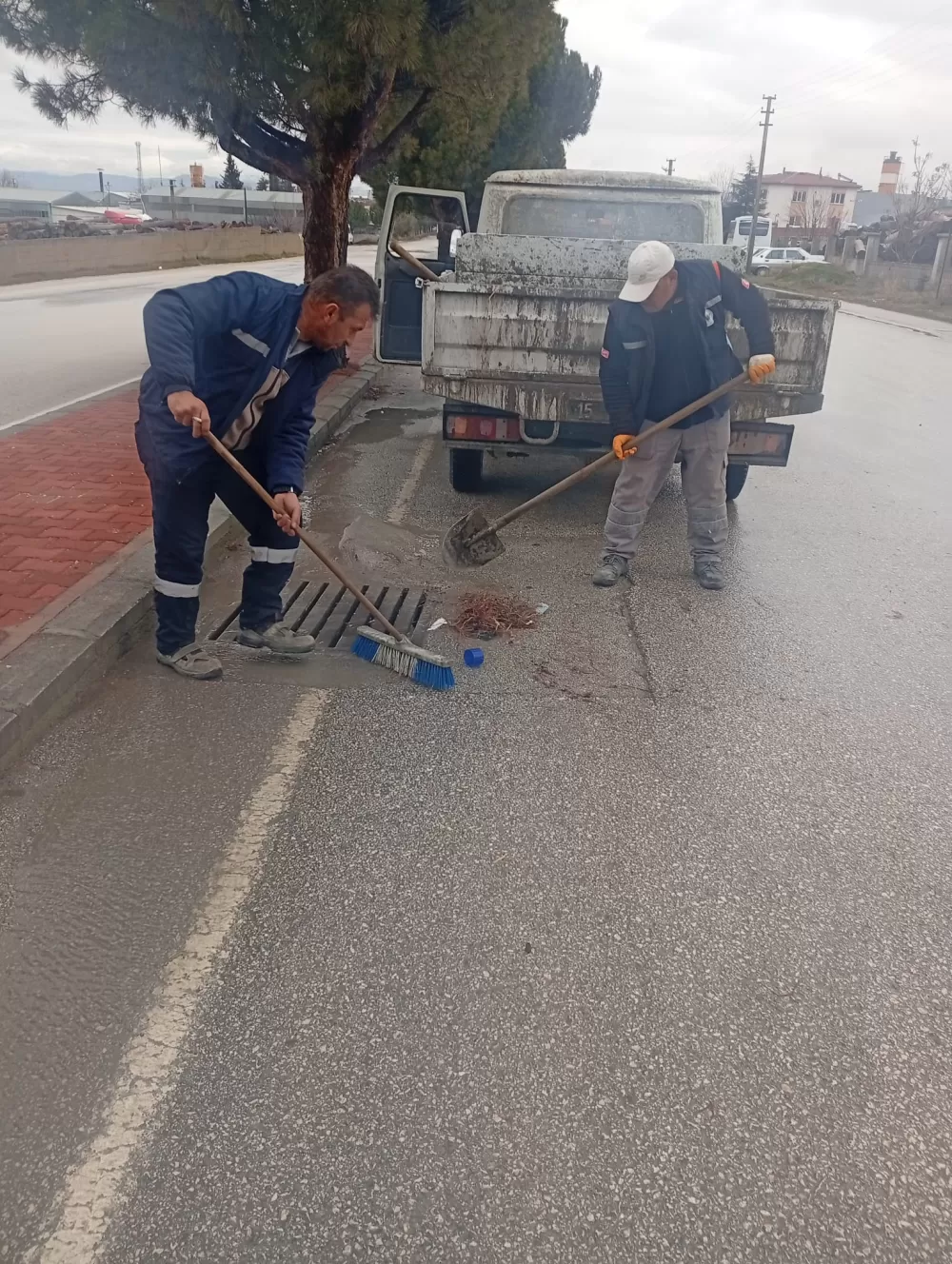 Burdur’da yağmur suyu hatlarında temizlik mesaisi