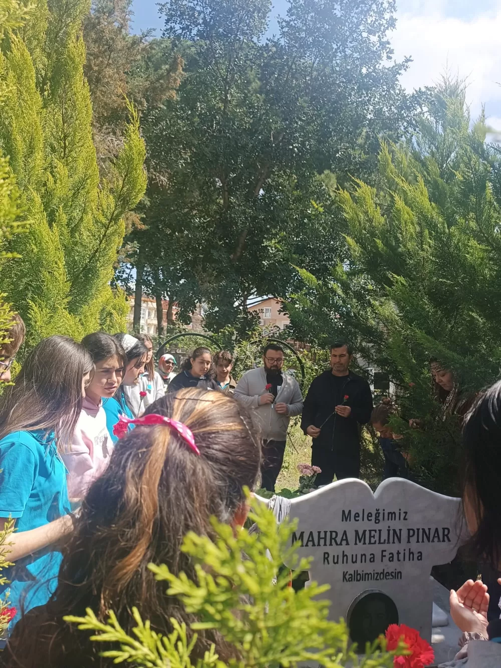 Köpekten kaçarken hayatını kaybetmişti! Mahra Melin Pınar kabri başında anıldı