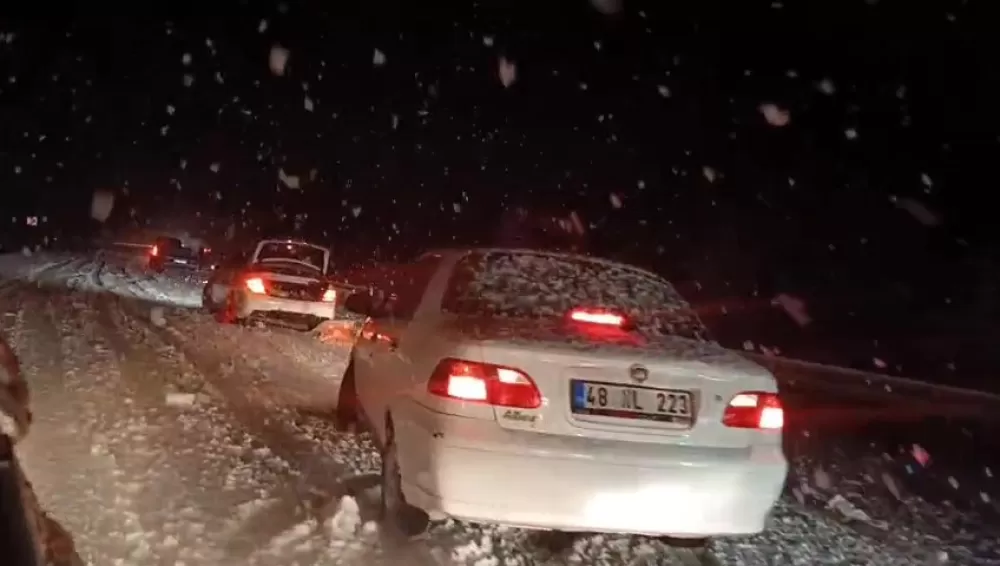 Denizli ve ilçelerinde Bahar ayında lapa lap kar araçlar yolda kalırken çocuklar keyfini çıkardı 