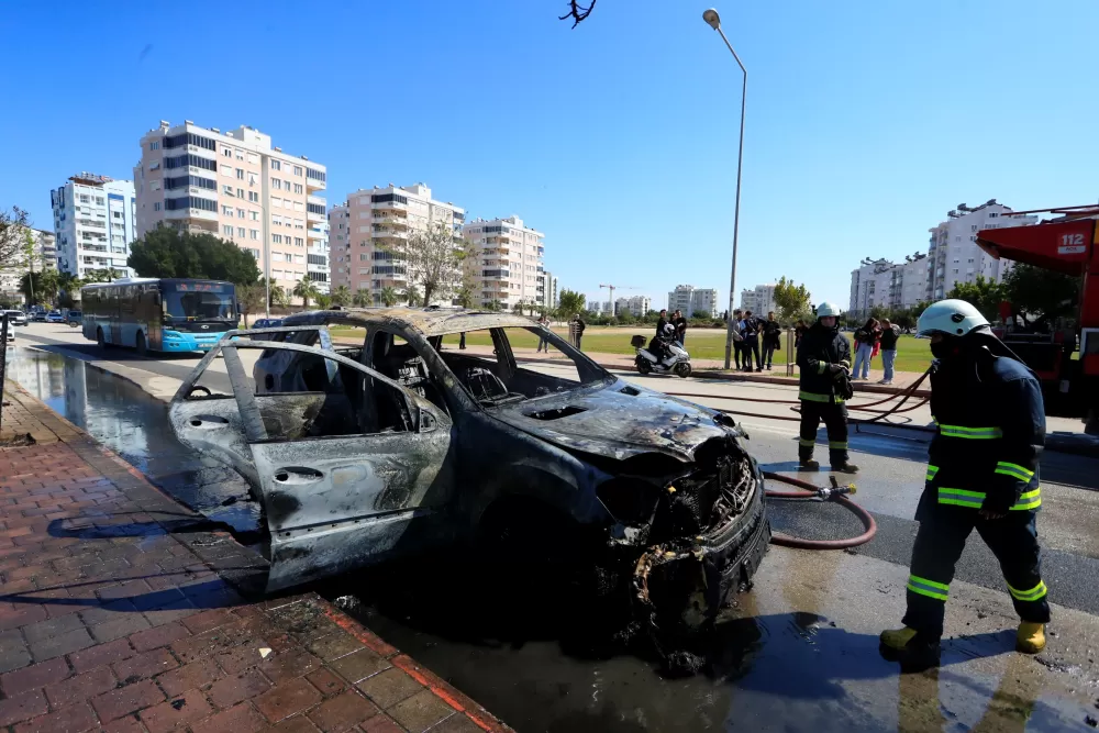 Antalya'da seyir halindeki otomobil alev alev yandı Sürücü kedisiyle son anda kurtuldu