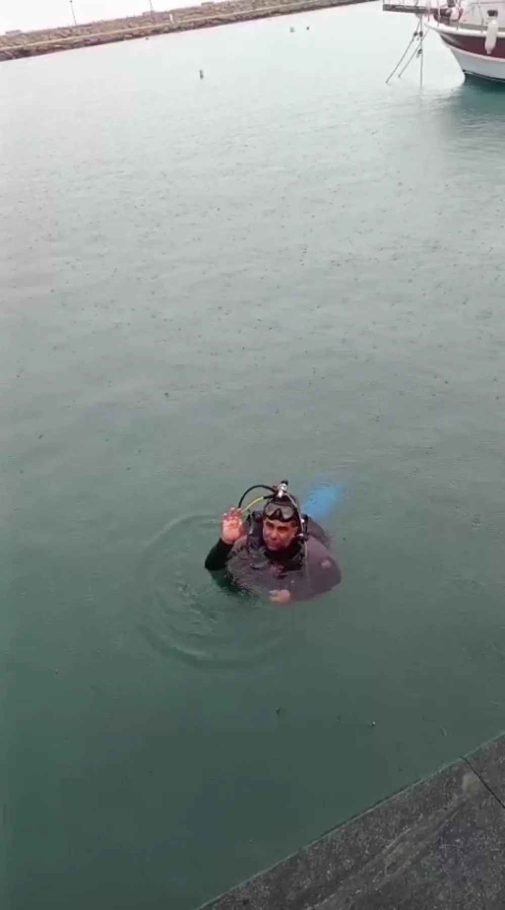 Fotoğraf evlilik yüzüğünden edecekti! Dalgıçlar yardımına yetişti