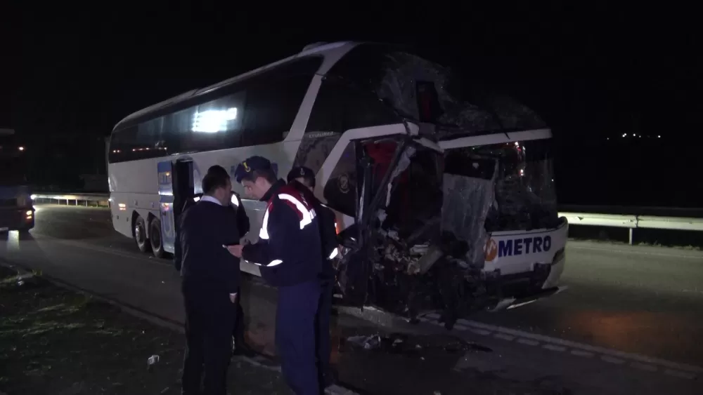  Amasya'da yolcu otobüsü ile tırın çarpıştığı kazada 11 yaralı