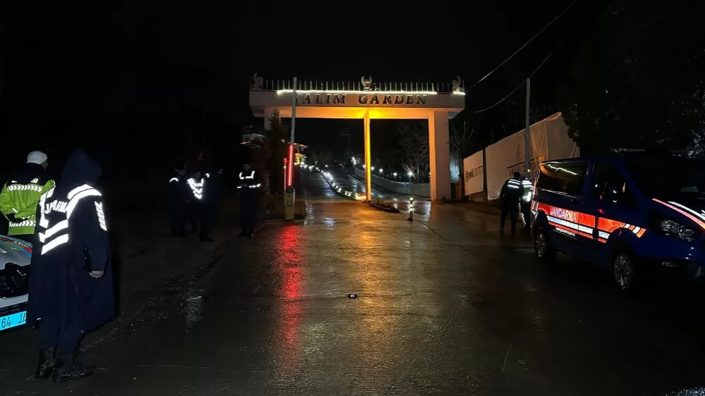 Gözaltına alınan Uşak Belediye Başkanı Yalım'a ait iş yerlerinde ve Belediyede aramalar yapıldı  çok sayıda cep telefonu ele geçirildi