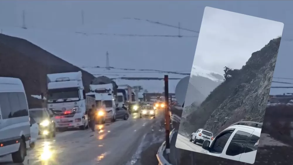 Hakkari Yüksekova Yolu Toprak kayması nedeniyle Çift Yönlü Ulaşıma kapatıldı 