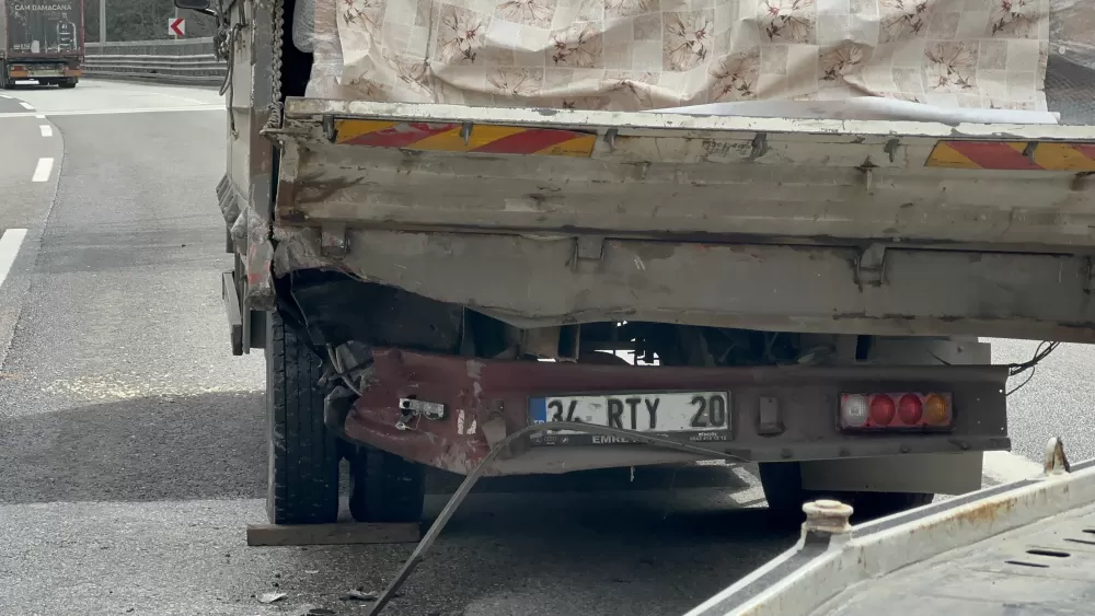 Ankara İstanbul Yolu Bolu Dağı Tüneli’nde  Kaza: Otomobil ile Kamyonet Çarpıştı! 2’si Çocuk 4 Yaralı
