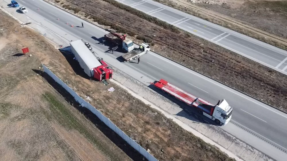 Hırdavat malzemesi yüklü tır devrildi, sürücü yaralandı