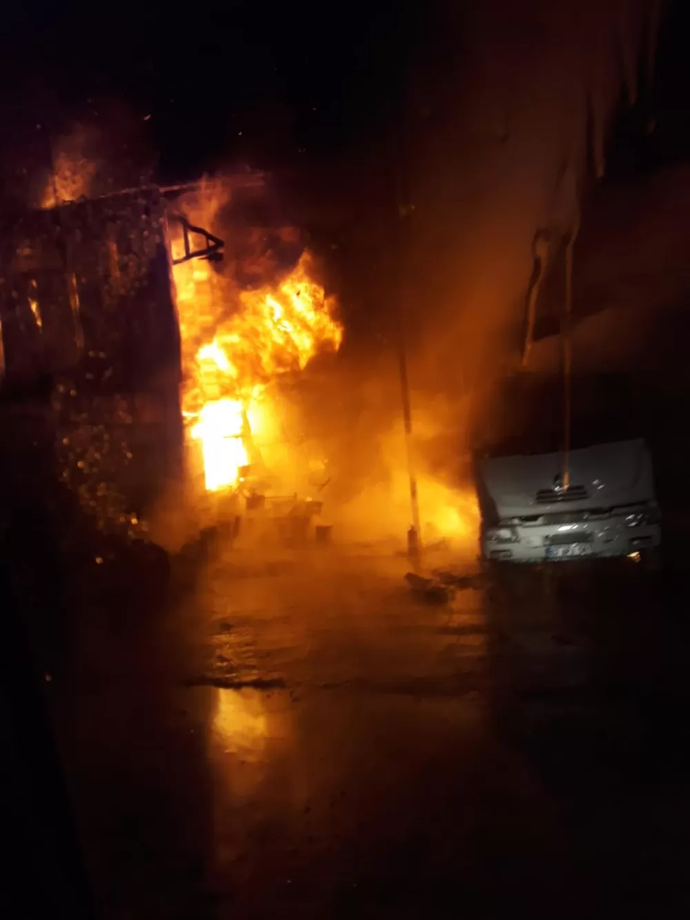 Bucak’ta yükselen alevler korkuttu İşletme ve araçlar hasar gördü