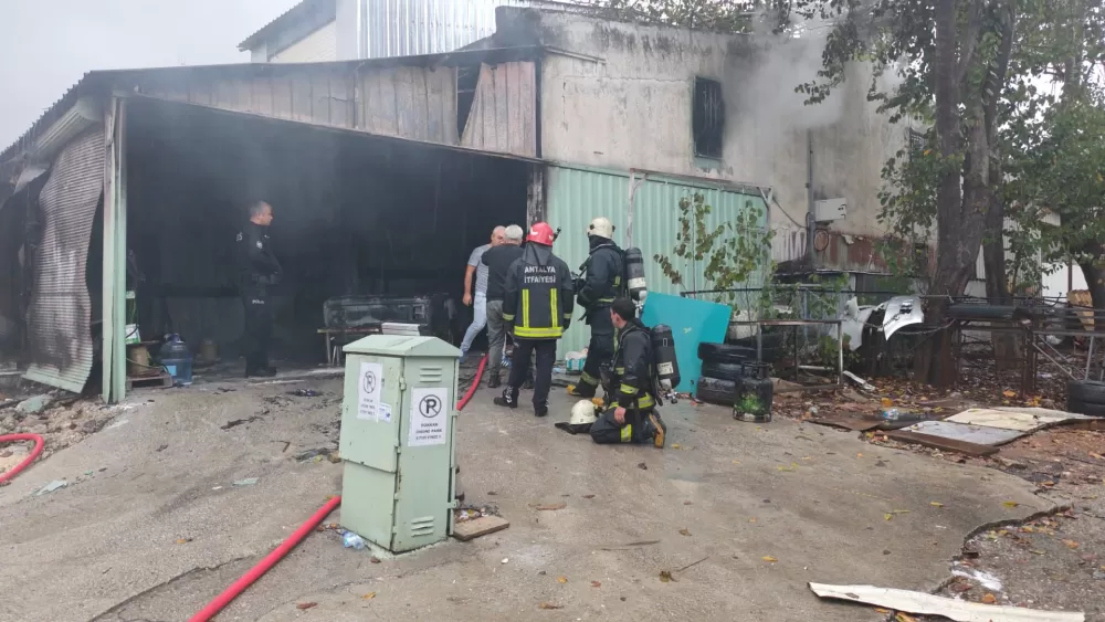  Antalya Kepez'de oto boyama atölyesindeki yangında iki iş yeri 2 Araç yandı 