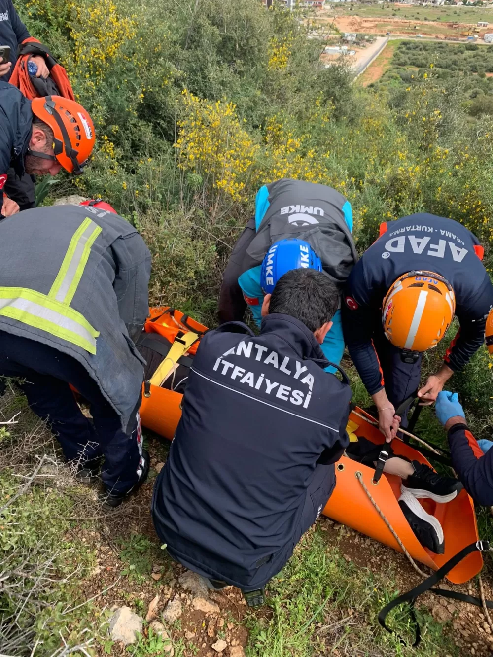 Antalya Kepez'de Dengesini kaybederek kayalıklardan düşen kadını ekipler kurtardı