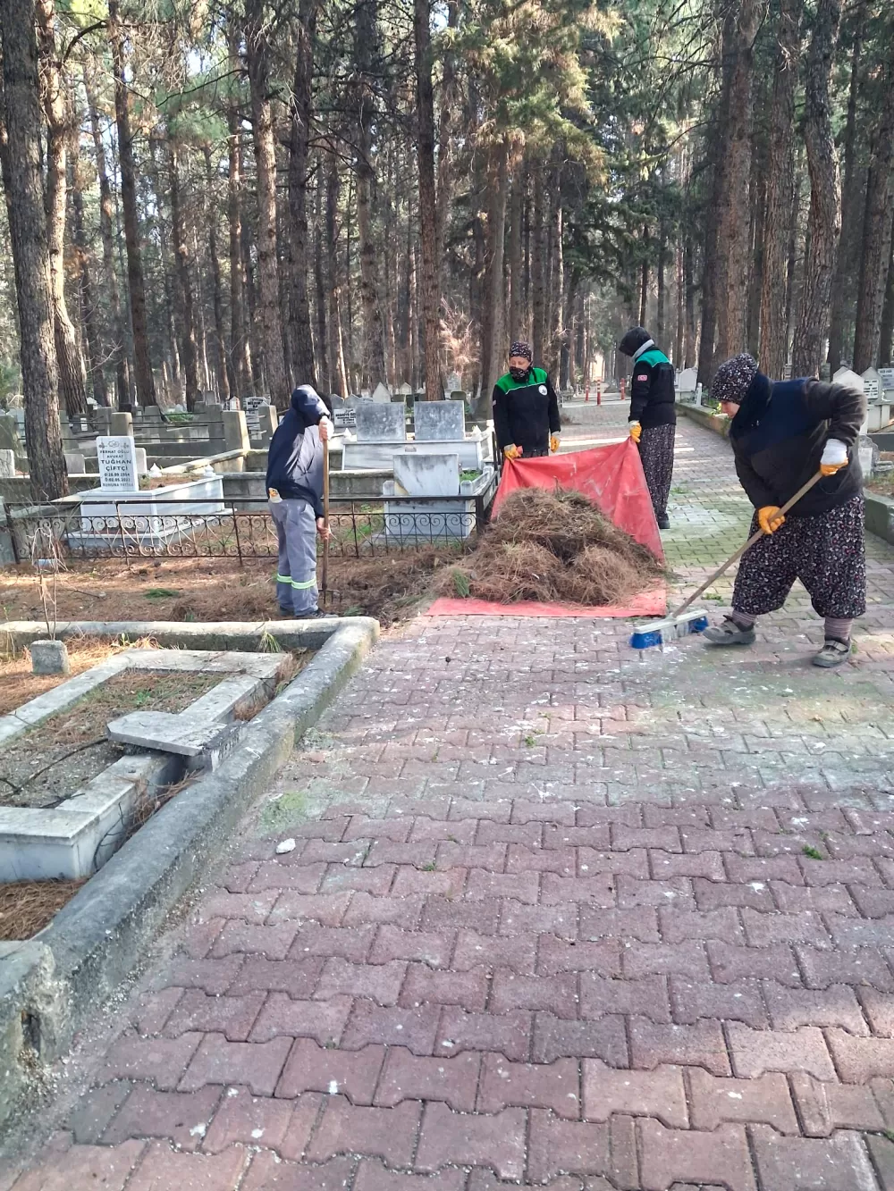 Burdur'da mezarlıklar Bayram ziyaretlerine hazırlanıyor
