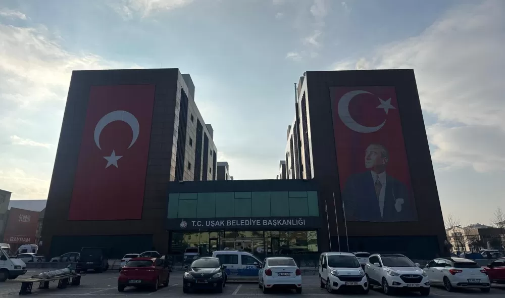 Uşak Belediyesinde rüşvet operasyonunda Uşak Belediye Başkanı Özkan Yalım'ın da aralarında bulunduğu 11 şüpheli gözaltına alındı.