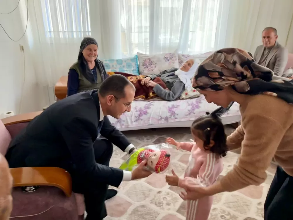 Çavdır Kaymakamı Özgü Özen’den 100 yaşındaki Esma Çalışan’a anlamlı ziyaret