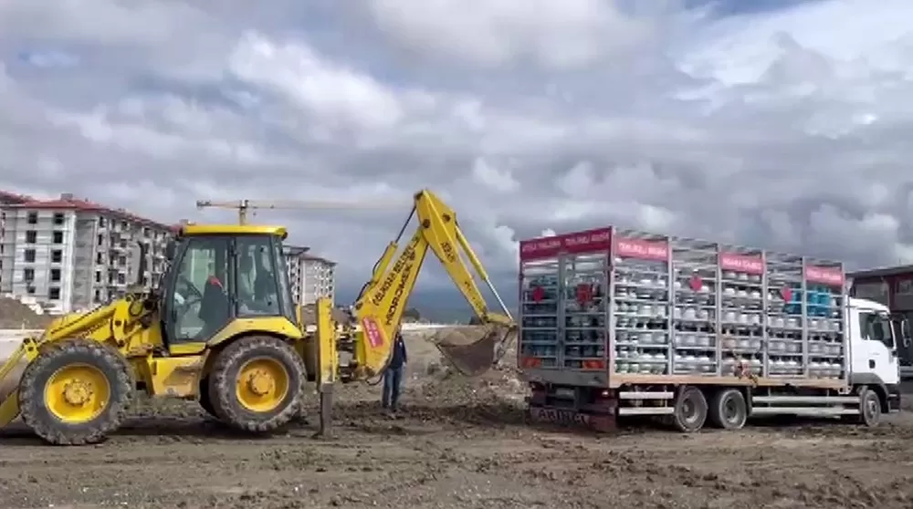 Gölhisar’da çamura saplanan tüp yüklü kamyon iş makinesiyle kurtarıldı