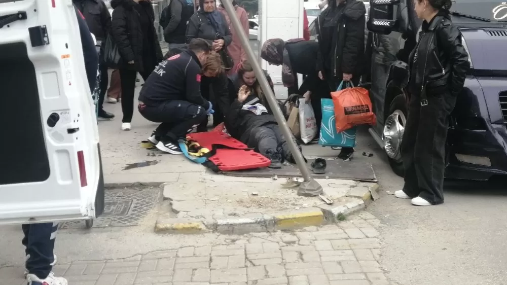 Isparta Yalvaç’ta Kontrolden çıkan Otomobil Yayaya sonra Elektrik direğine çarptı 1 Yaralı