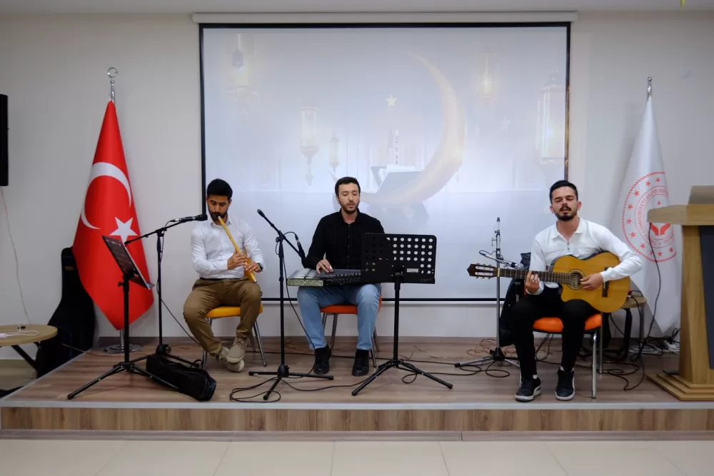 Burdur Valisi Bilgihan huzurevi sakinleriyle iftar sofrasında