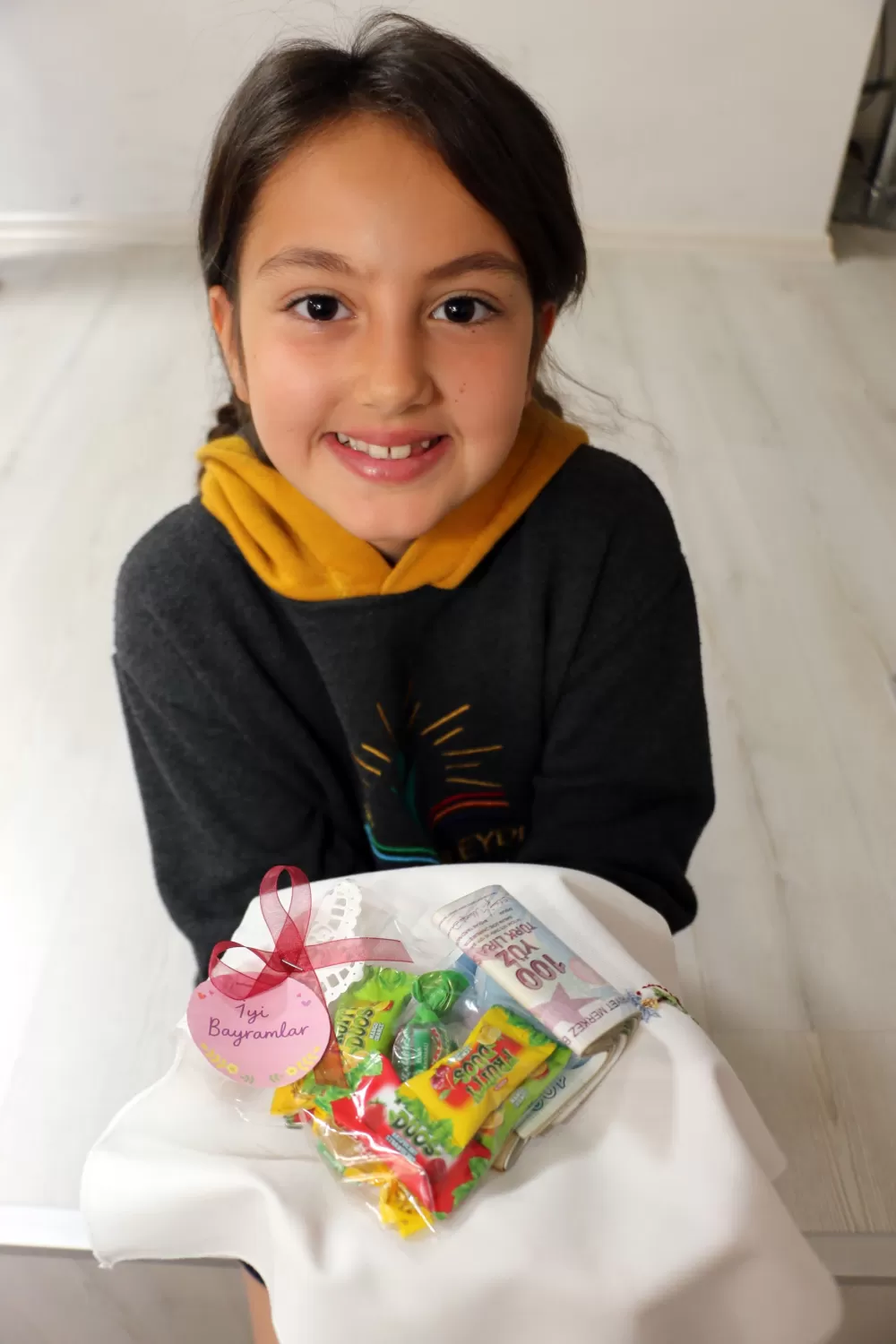 Nineler ve torunları mendil geleneğinde buluştu: Ellerini öptükleri ninelerinin sardığı mendillerden hediyelerini aldılar