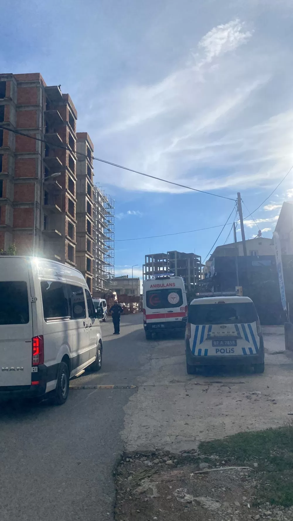 Antalya’da tartıştığı eşi telefonu açmayınca inşaatın çatısına çıktı