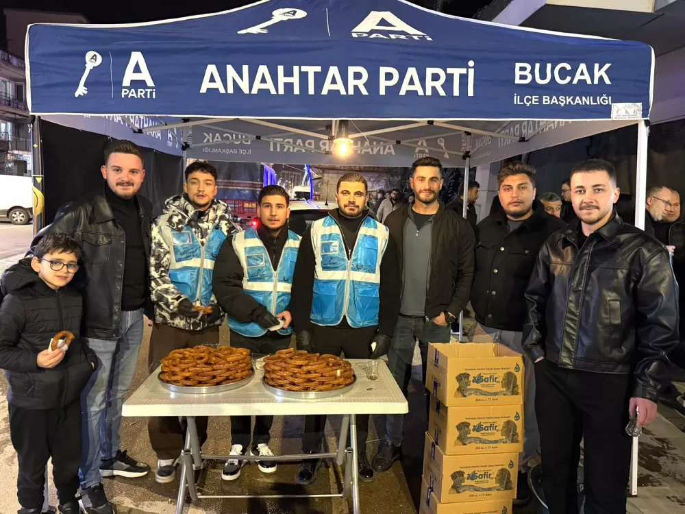 Bucak’ta teravih çıkışı tatlı sürpriz Anahtar Parti Gençlik Kollarından gönül köprüsü