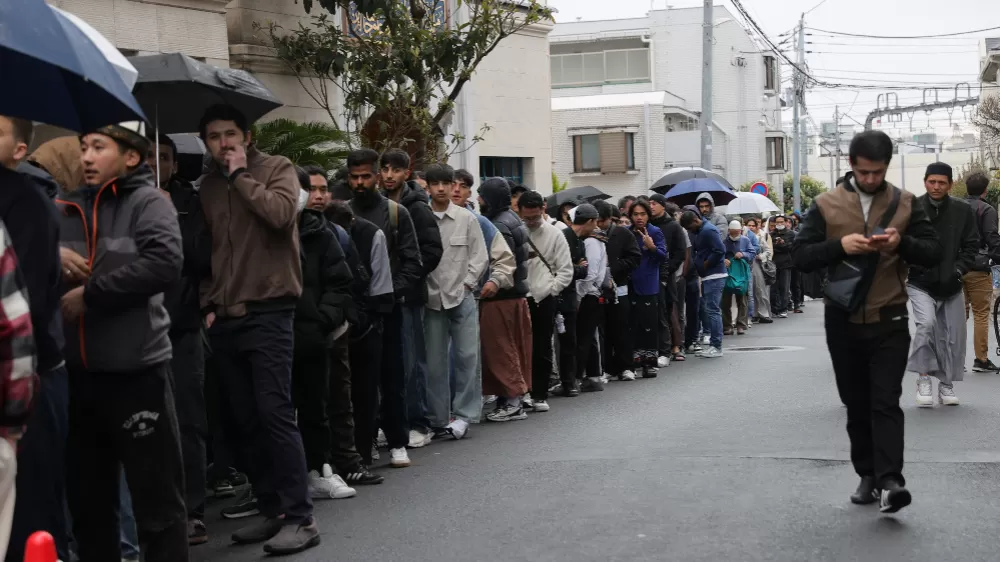  Japonya'daki Tokyo Camii'nde Bayram namazında izdiham  yoğun katılım nedeniyle sırayla 5 kez Bayram Namazı kılındı   