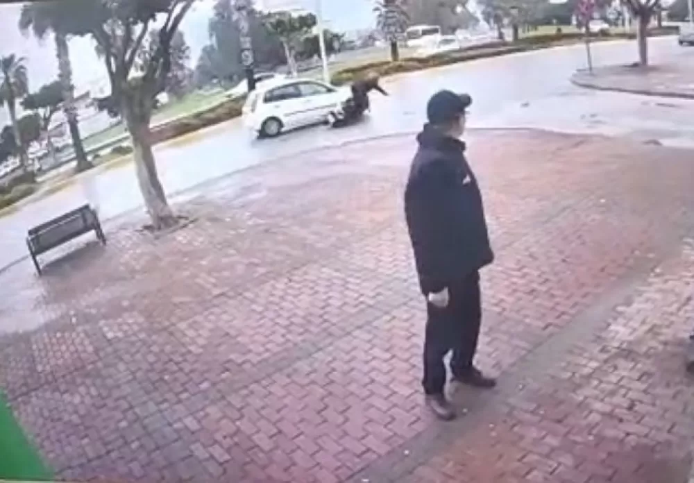 Antalya'da elektrikli bisiklet ile otomobil çarpıştı