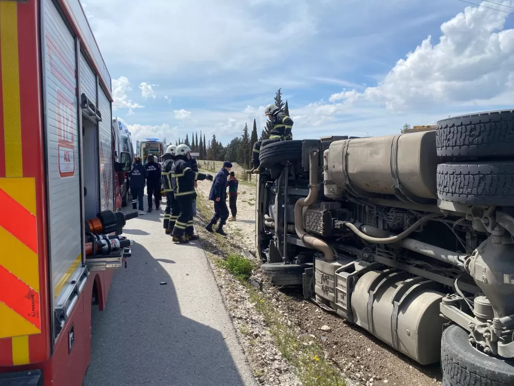Burdur'da kaza Tır devrildi 1 yaralı