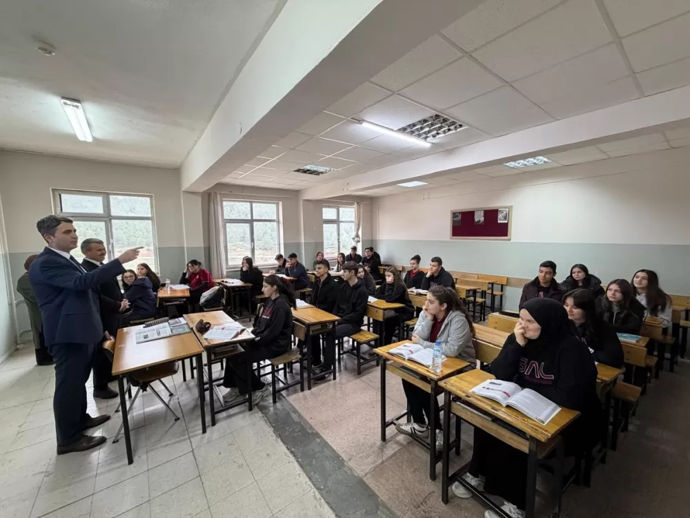 Bucak Kaymakamı Can Kazım Kuruca’dan Anadolu Lisesine ziyaret