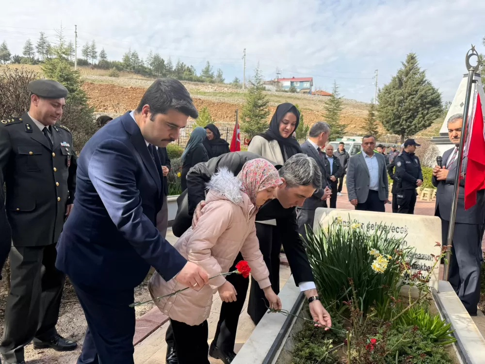 Bucak’ta şehitler kabri başında dualarla anıldı