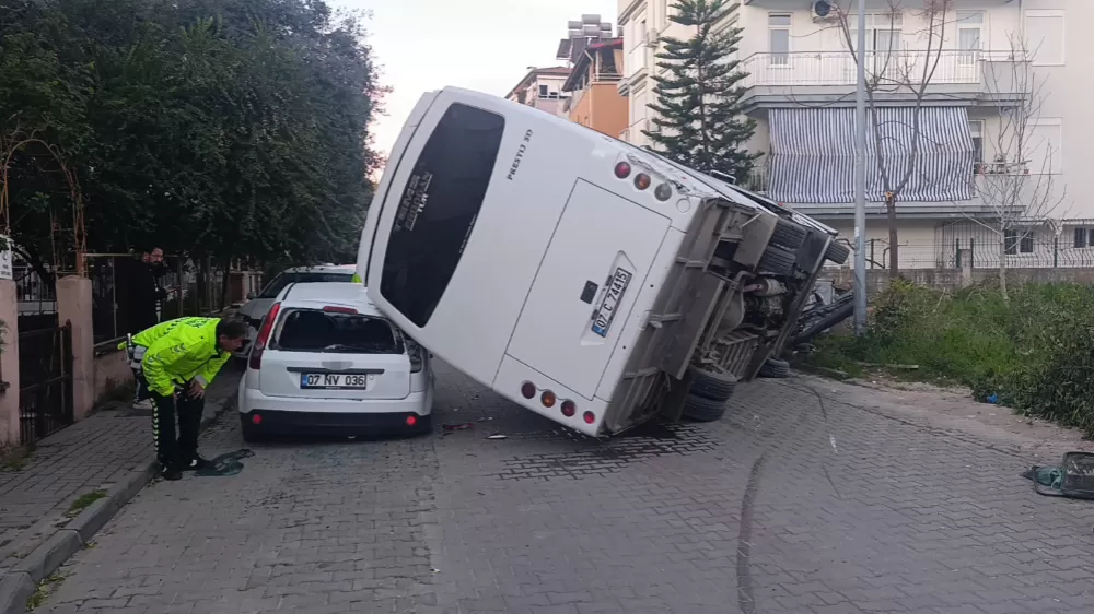 Kaza yapan otel servisi, park halindeki araçların üzerine devrildi