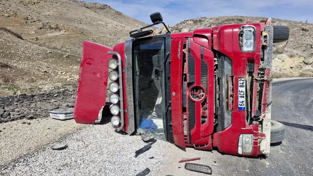 Kömür yüklü tır devrildi 1 kişi yaralandı