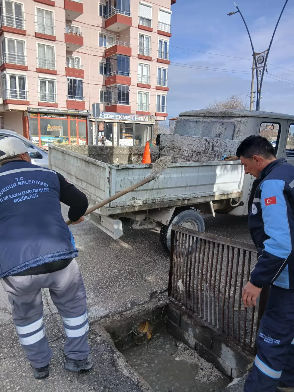 Burdur’da yağmur suyu hatlarında temizlik mesaisi