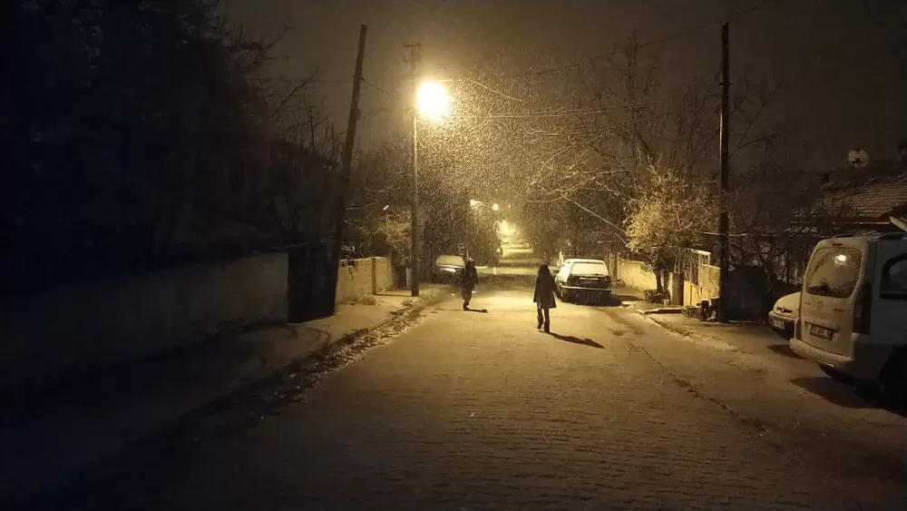 Denizli ve ilçelerinde Bahar ayında lapa lap kar araçlar yolda kalırken çocuklar keyfini çıkardı 