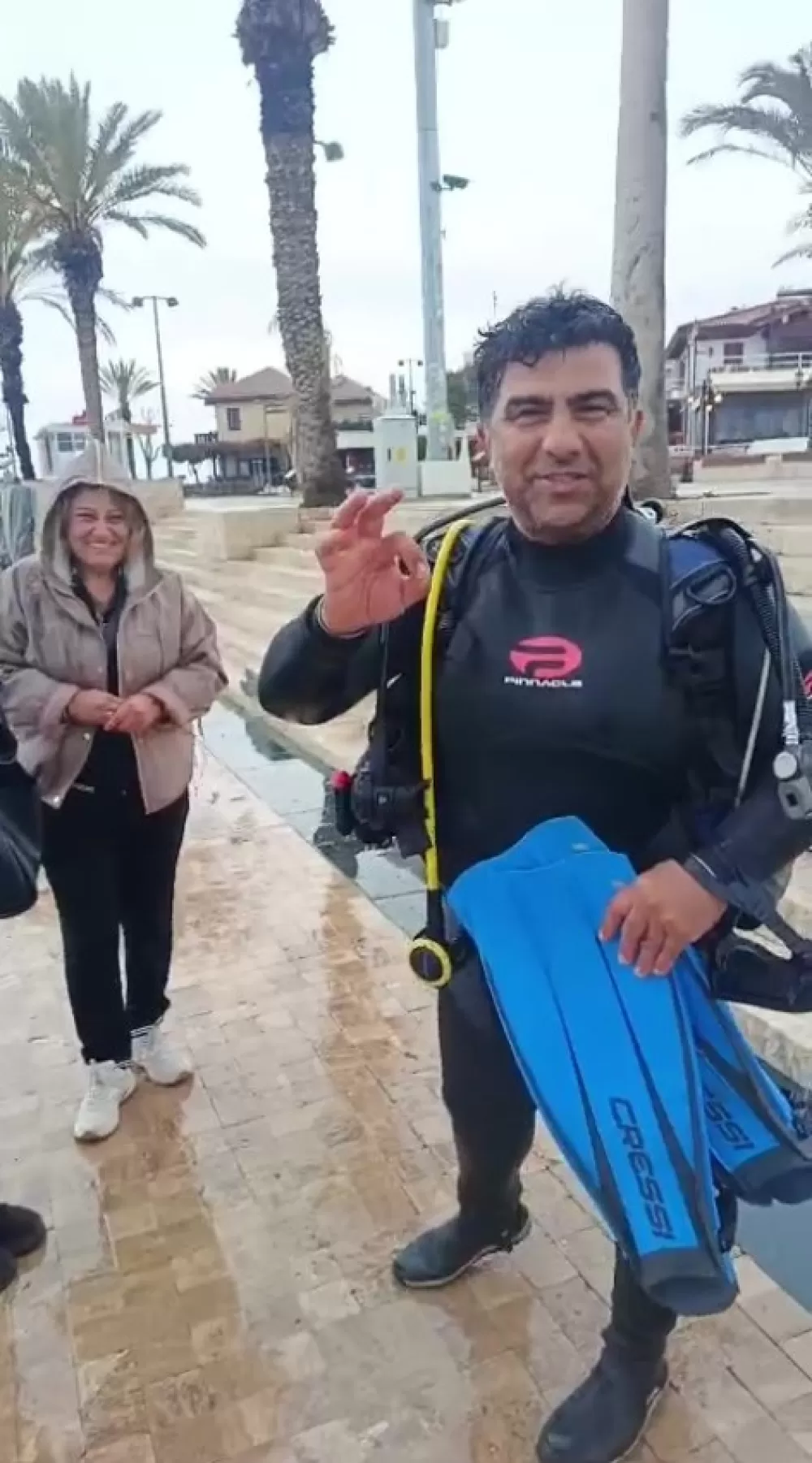 Fotoğraf evlilik yüzüğünden edecekti! Dalgıçlar yardımına yetişti