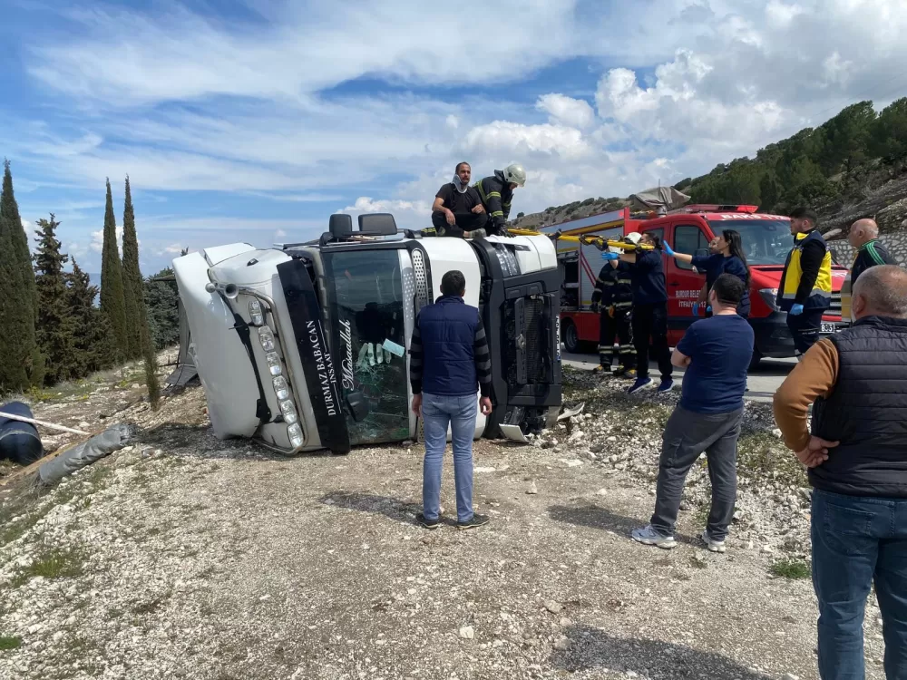 Burdur'da kaza Tır devrildi 1 yaralı