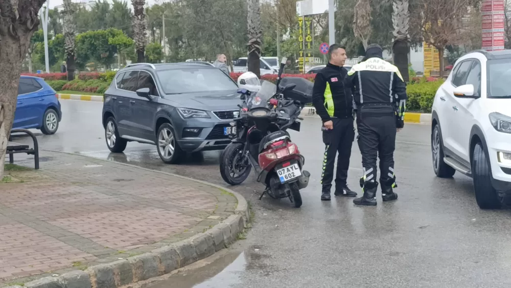 Antalya'da elektrikli bisiklet ile otomobil çarpıştı